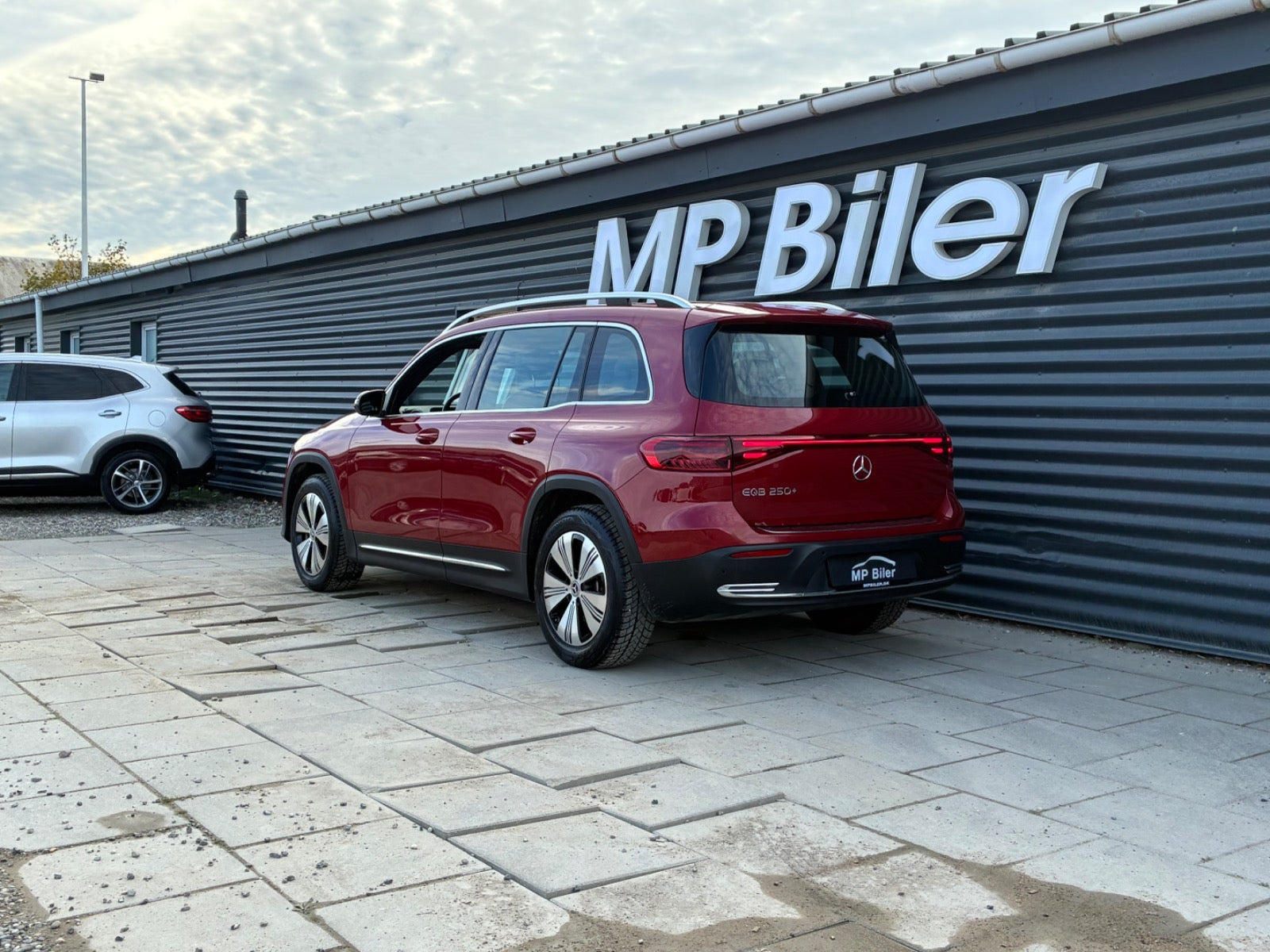Rød Mercedes EQB250+ fra 2025