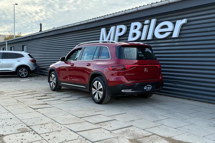 Rød Mercedes EQB250+ fra 2025