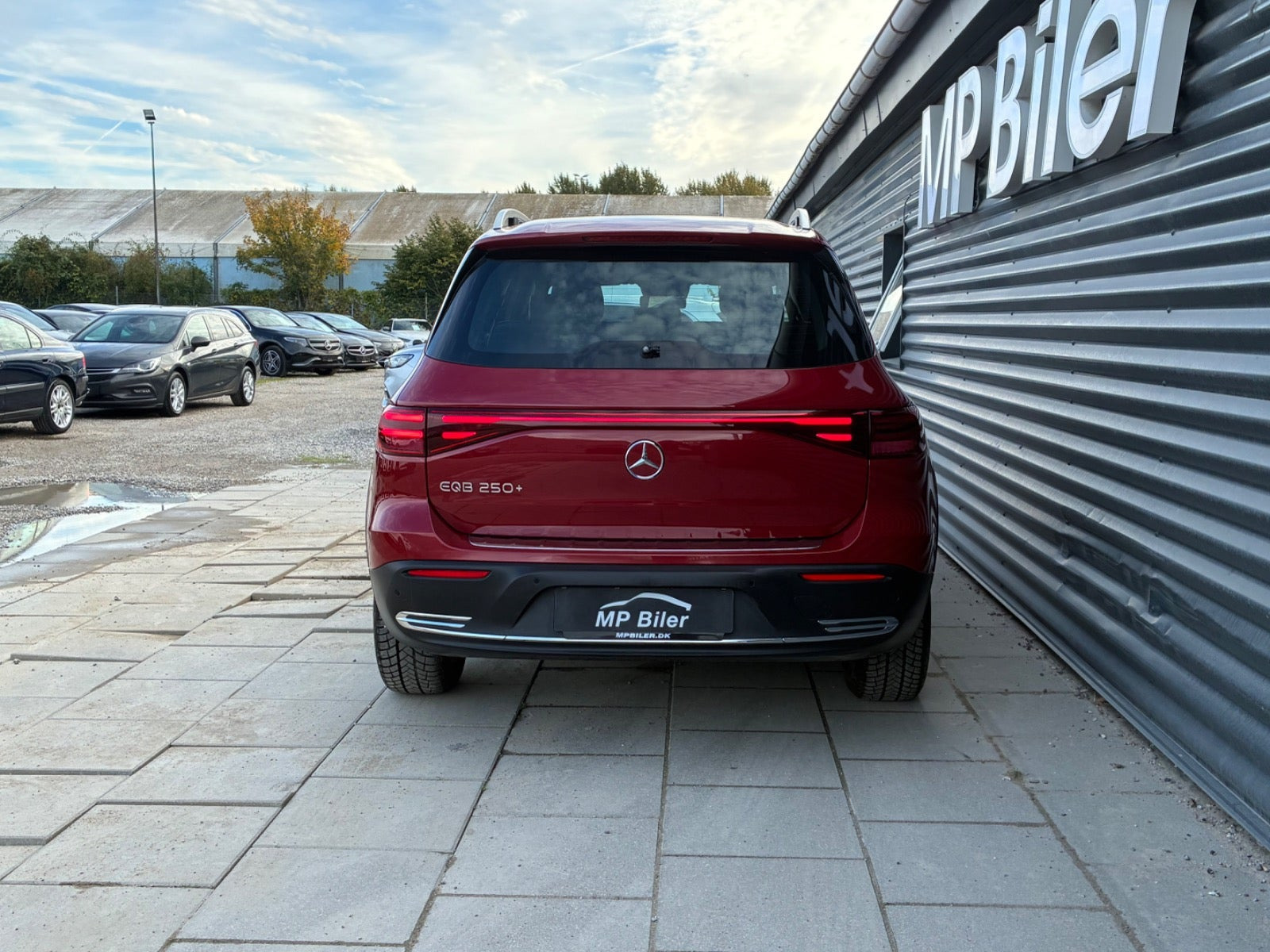 Rød Mercedes EQB250+ fra 2025