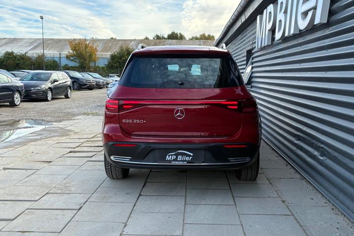Rød Mercedes EQB250+ fra 2025