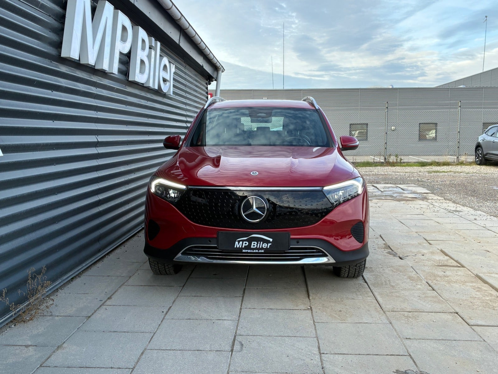 Rød Mercedes EQB250+ fra 2025