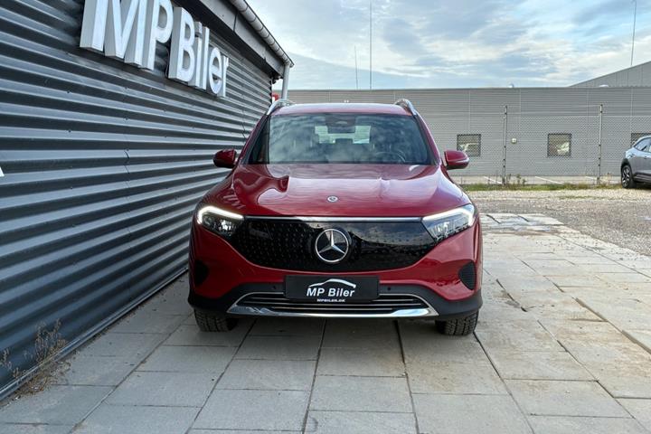 Rød Mercedes EQB250+ fra 2025