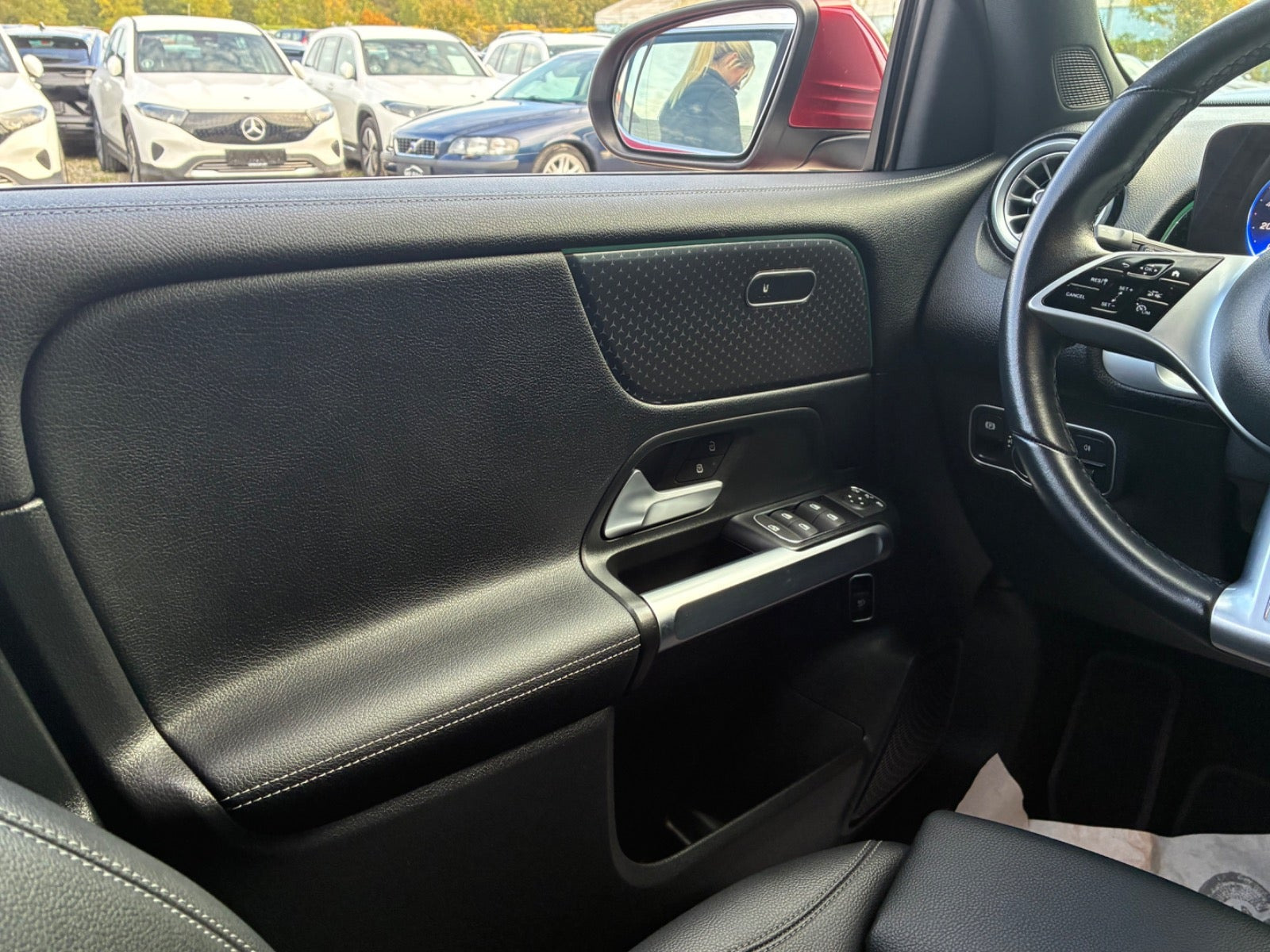 Rød Mercedes EQB250+ fra 2025