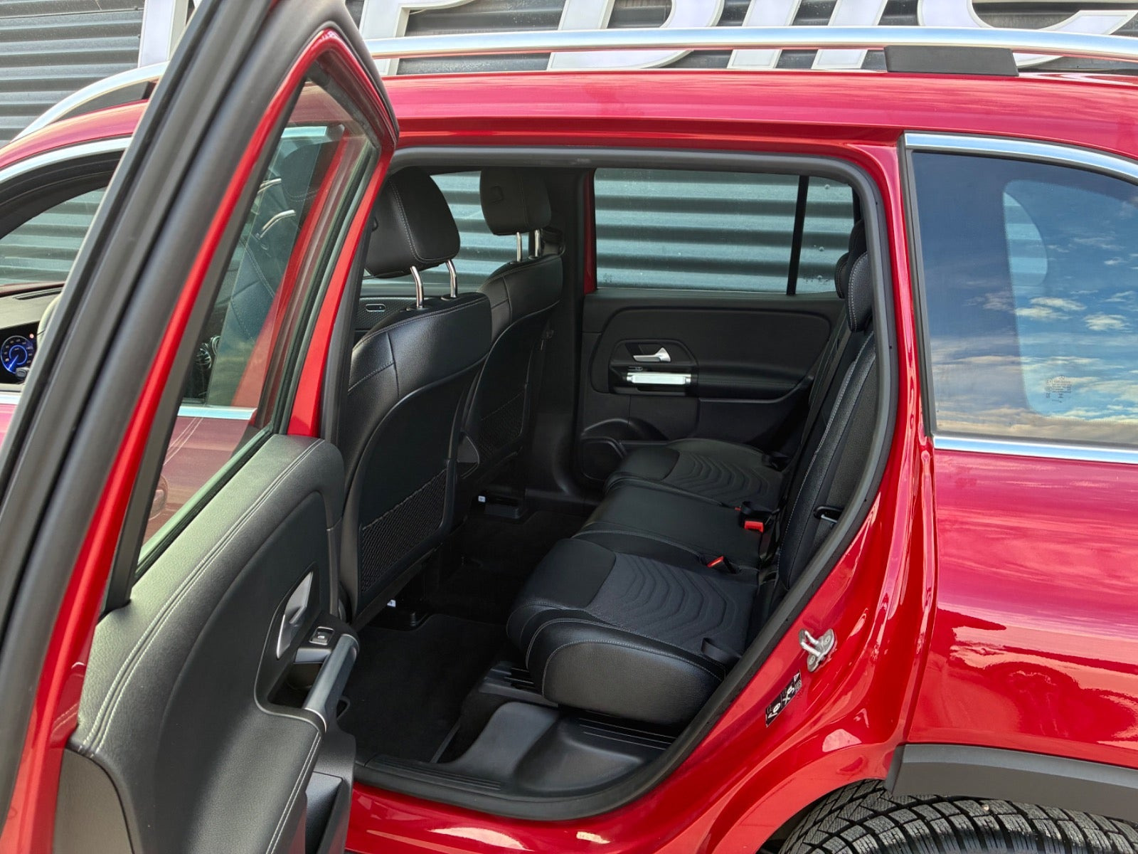 Rød Mercedes EQB250+ fra 2025