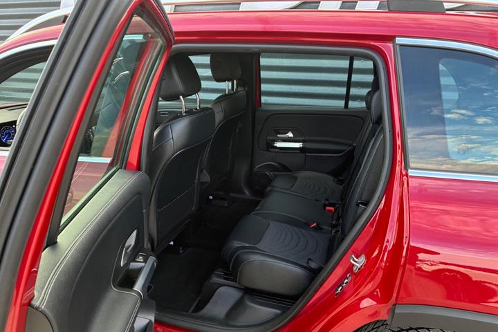Rød Mercedes EQB250+ fra 2025