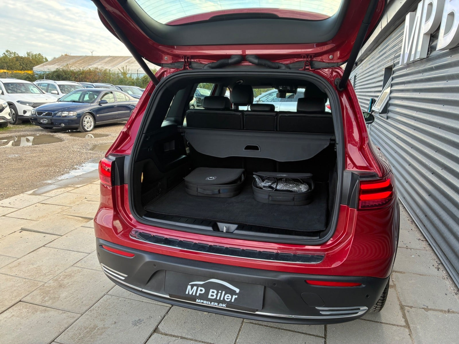 Rød Mercedes EQB250+ fra 2025
