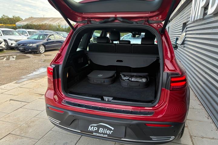 Rød Mercedes EQB250+ fra 2025