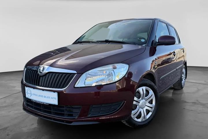 Rød Skoda Fabia fra 2013 set udefra