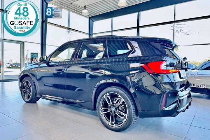Sort BMW iX1 fra 2025