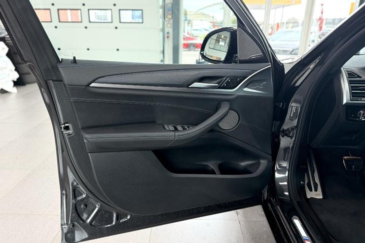 Grå BMW iX3 fra 2023