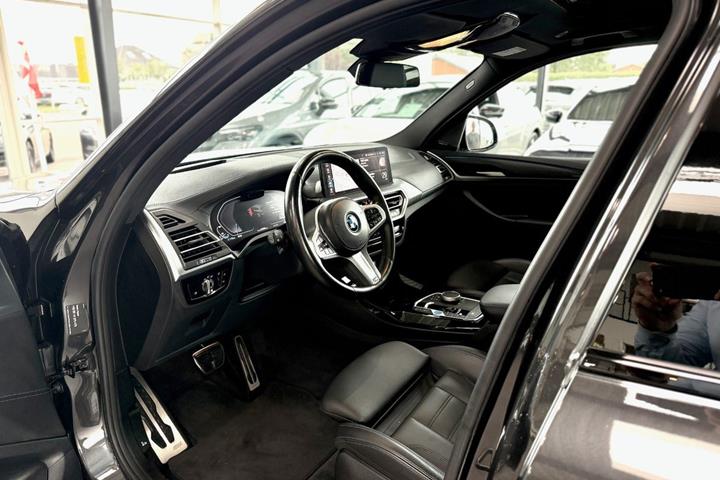 Grå BMW iX3 fra 2023