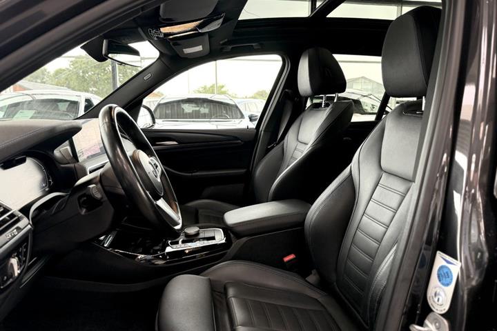 Grå BMW iX3 fra 2023