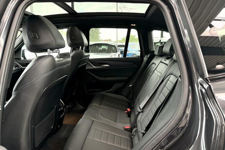 Grå BMW iX3 fra 2023