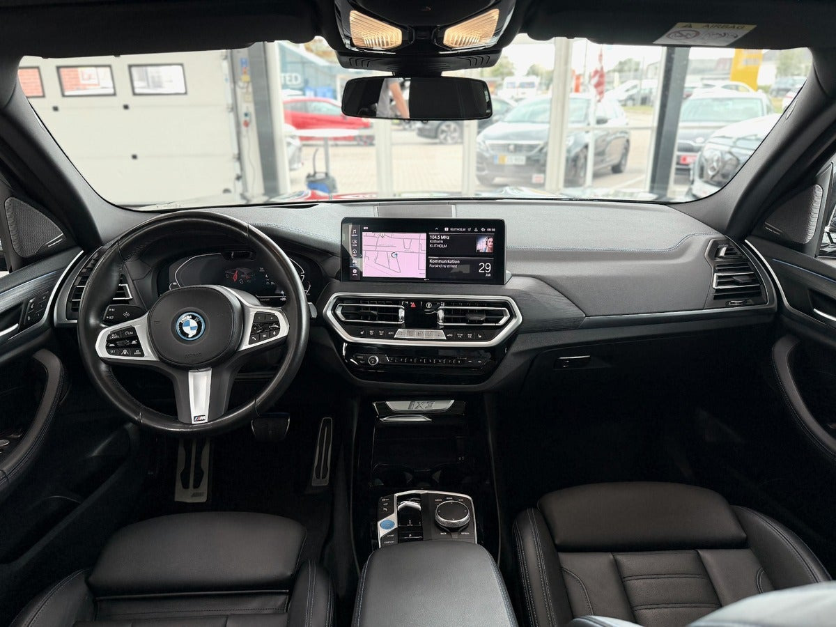 Grå BMW iX3 fra 2023