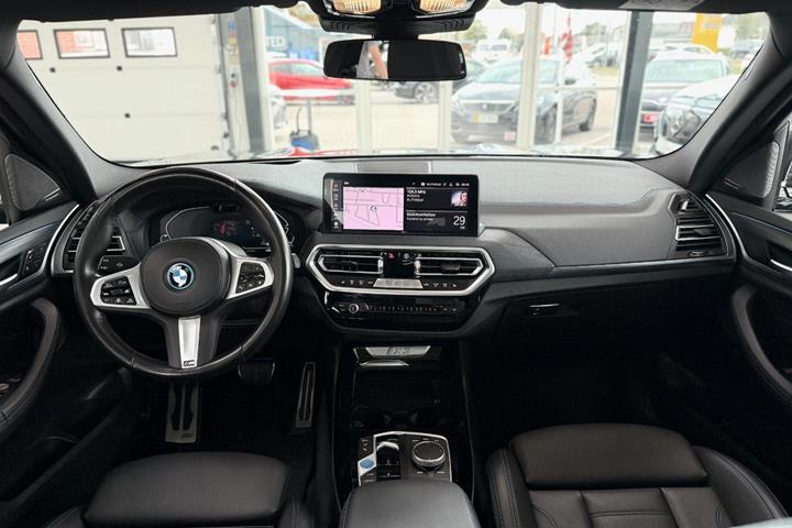 Grå BMW iX3 fra 2023