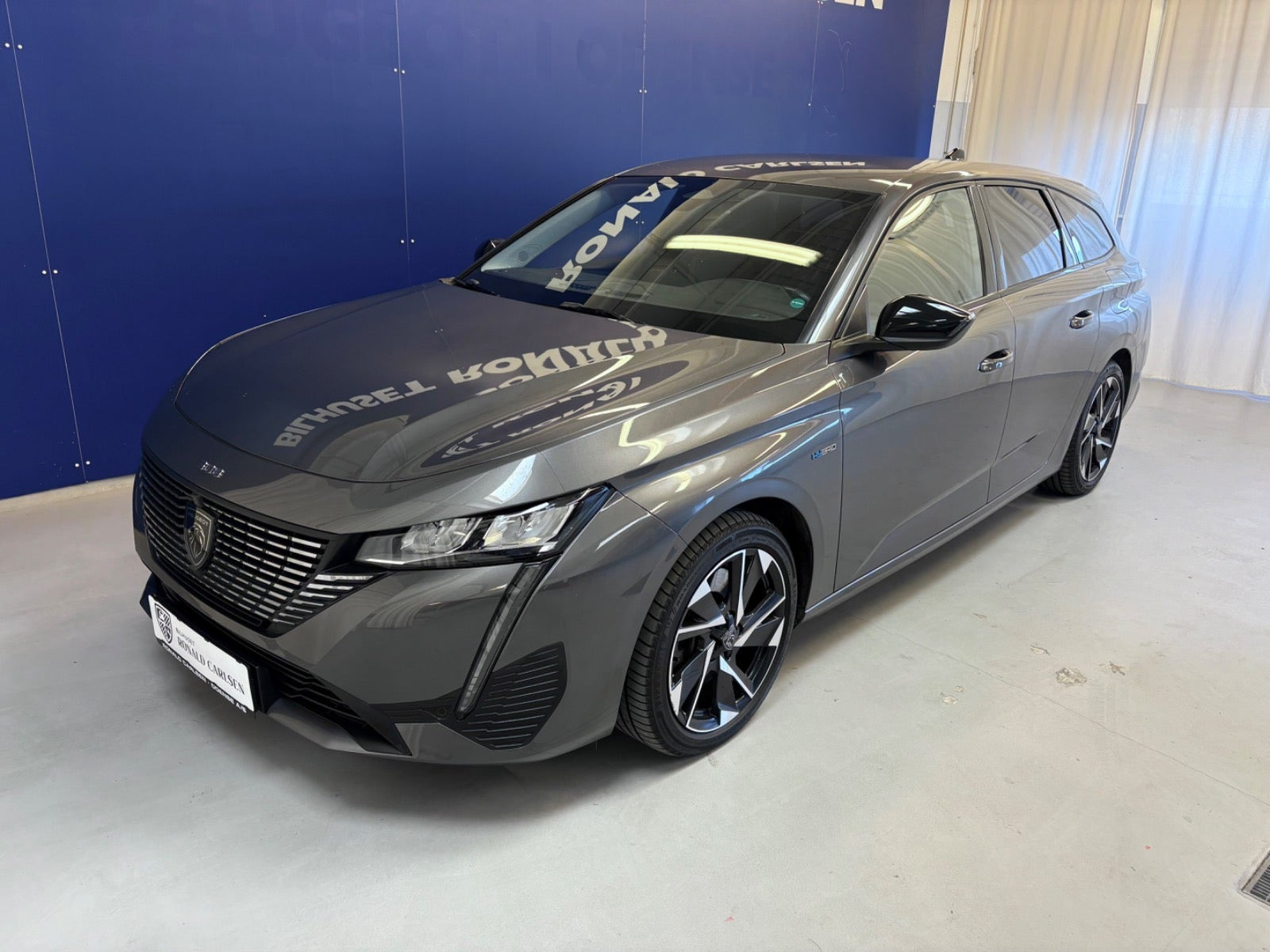 Grå Peugeot 308 fra 2022