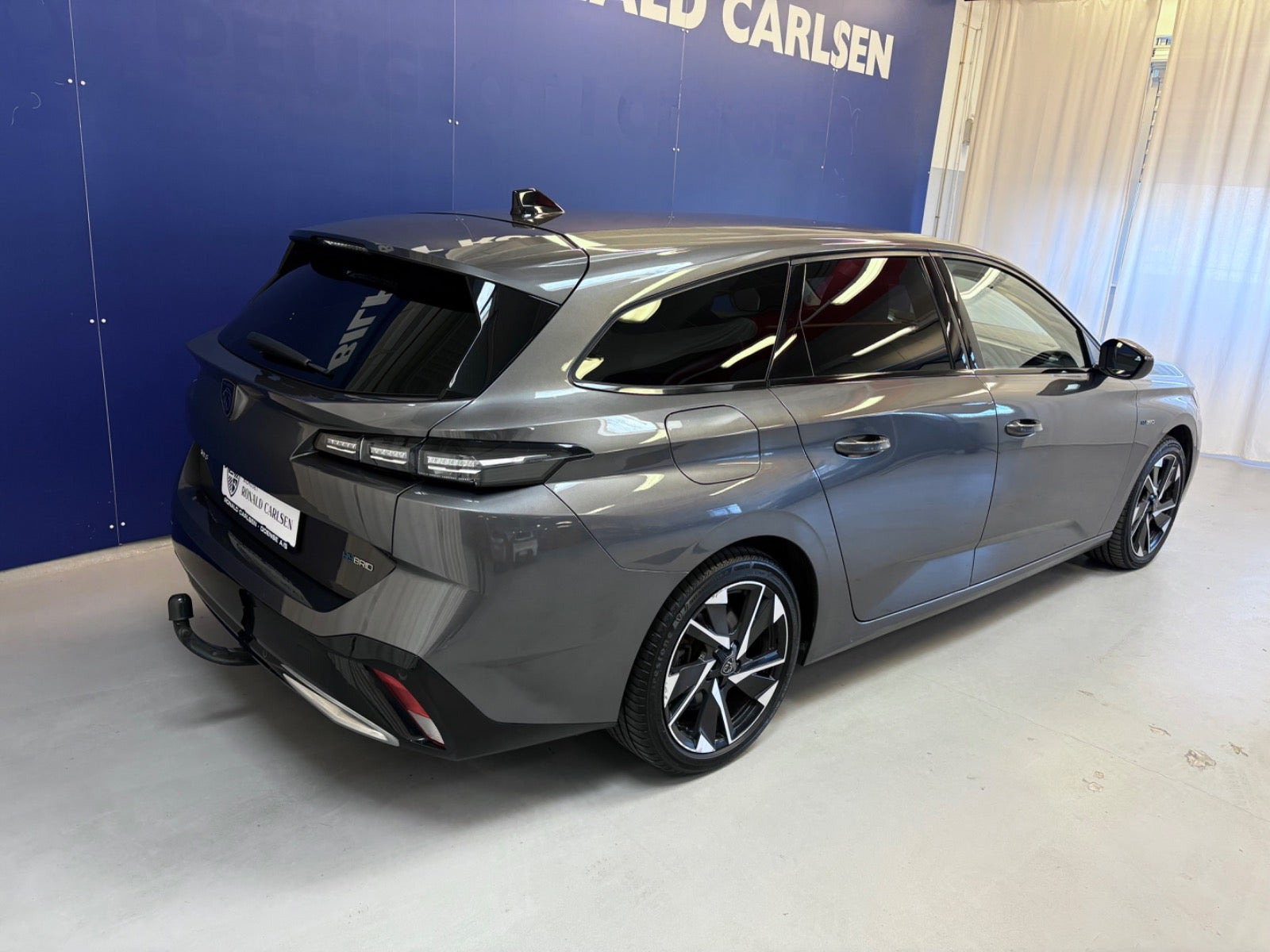 Grå Peugeot 308 fra 2022