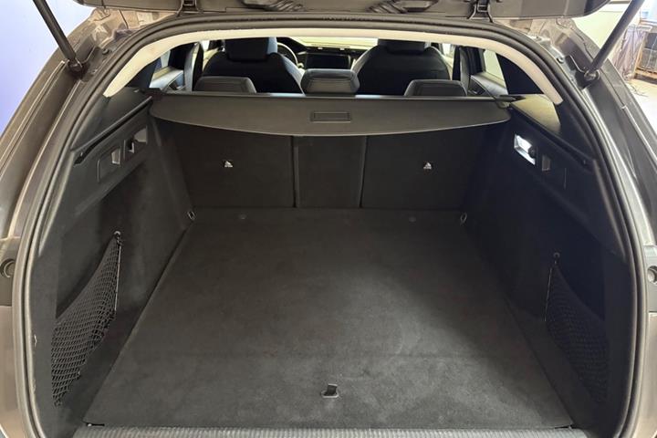 Grå Peugeot 308 fra 2022