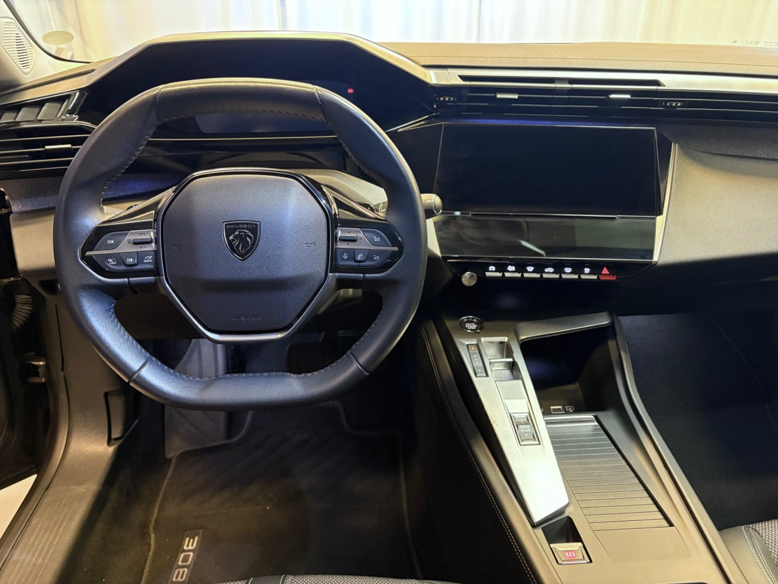 Grå Peugeot 308 fra 2022