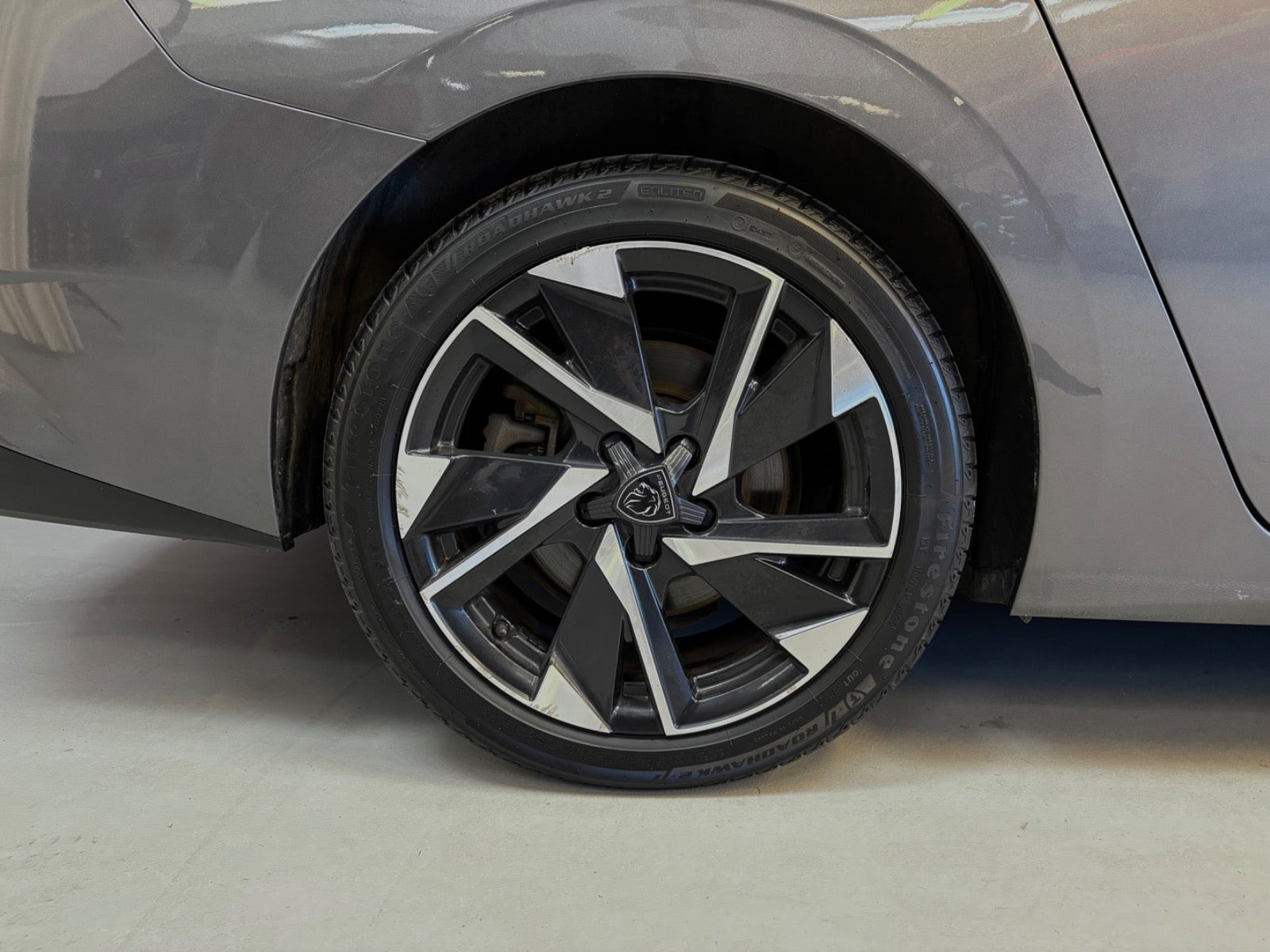 Grå Peugeot 308 fra 2022
