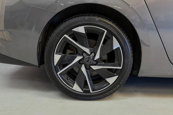 Grå Peugeot 308 fra 2022