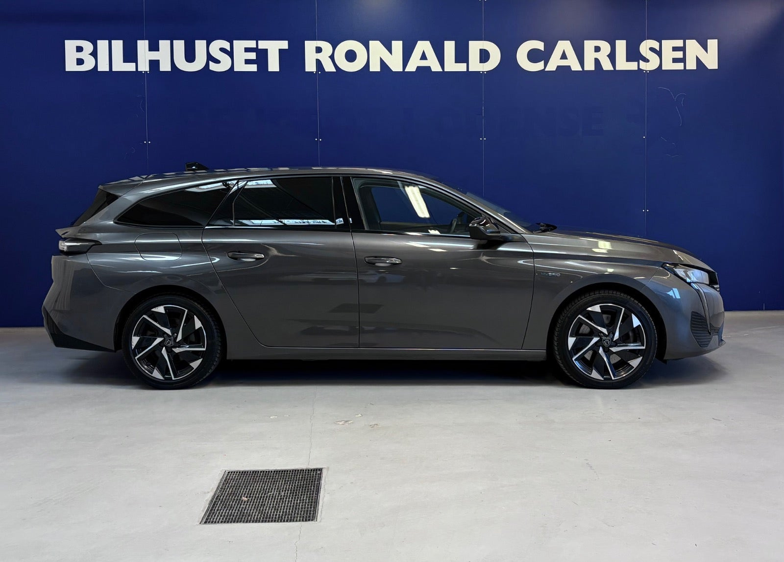 Grå Peugeot 308 fra 2022