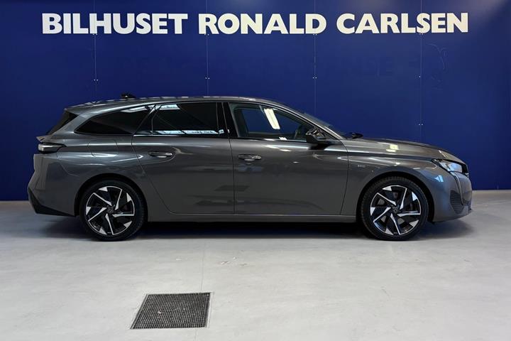 Grå Peugeot 308 fra 2022