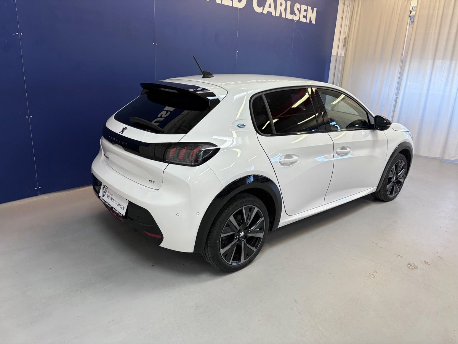 Hvid Peugeot e-208 fra 2023