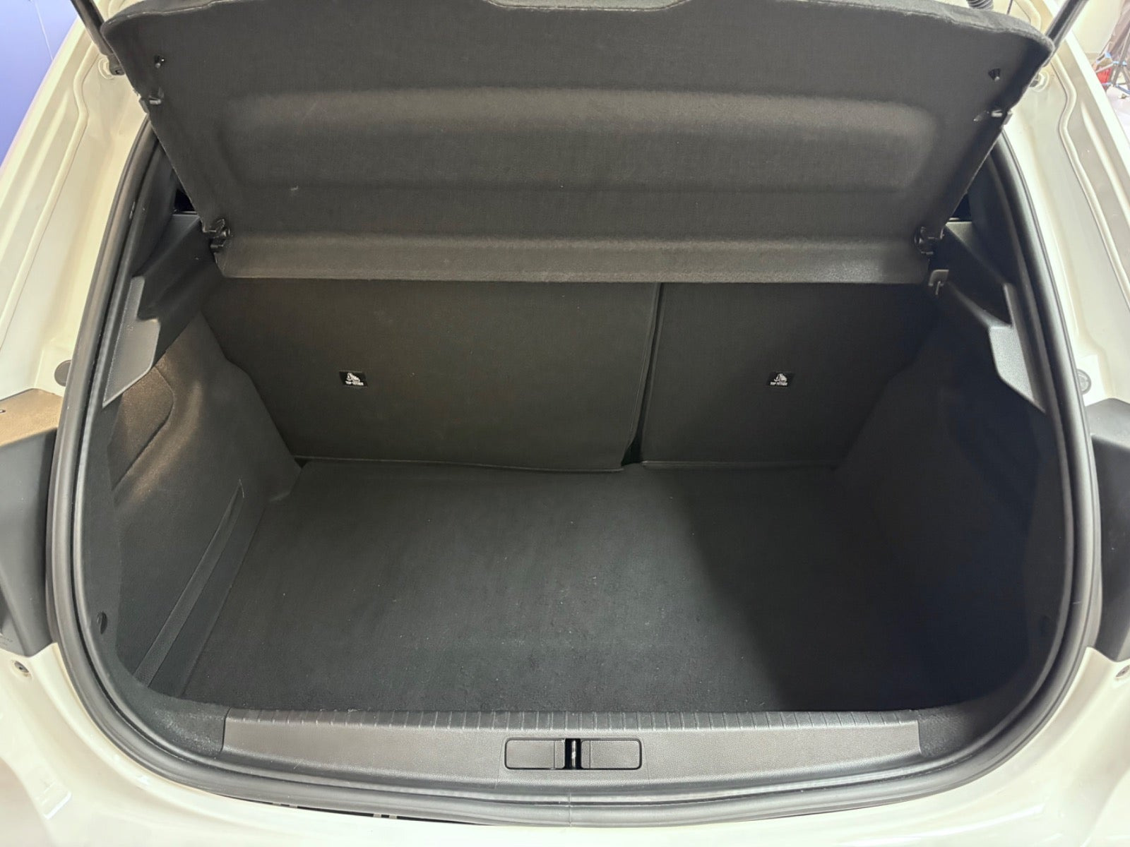Hvid Peugeot e-208 fra 2023