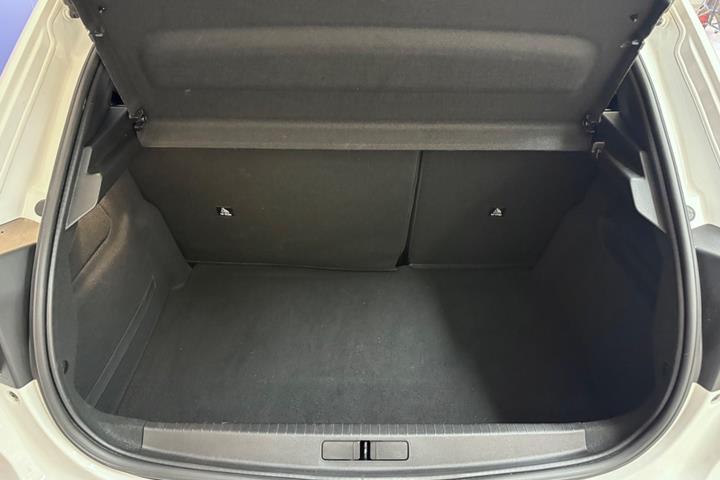 Hvid Peugeot e-208 fra 2023
