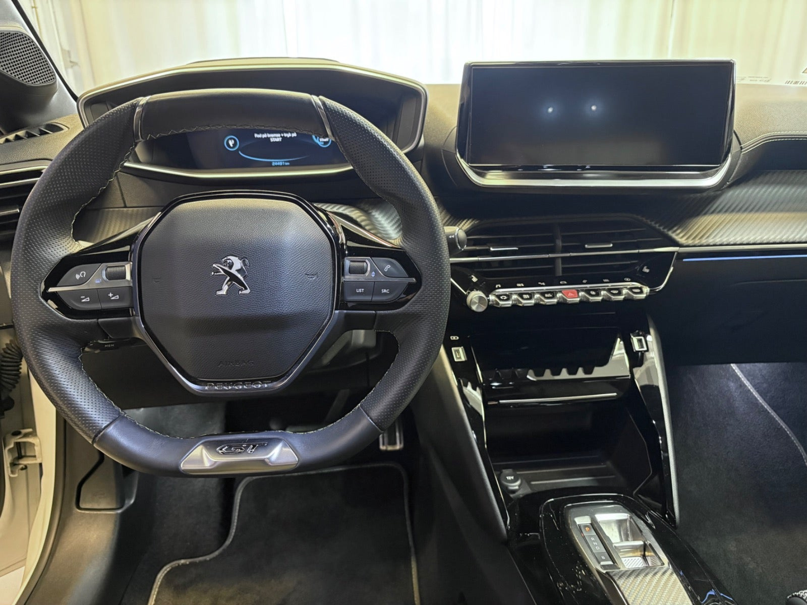 Hvid Peugeot e-208 fra 2023