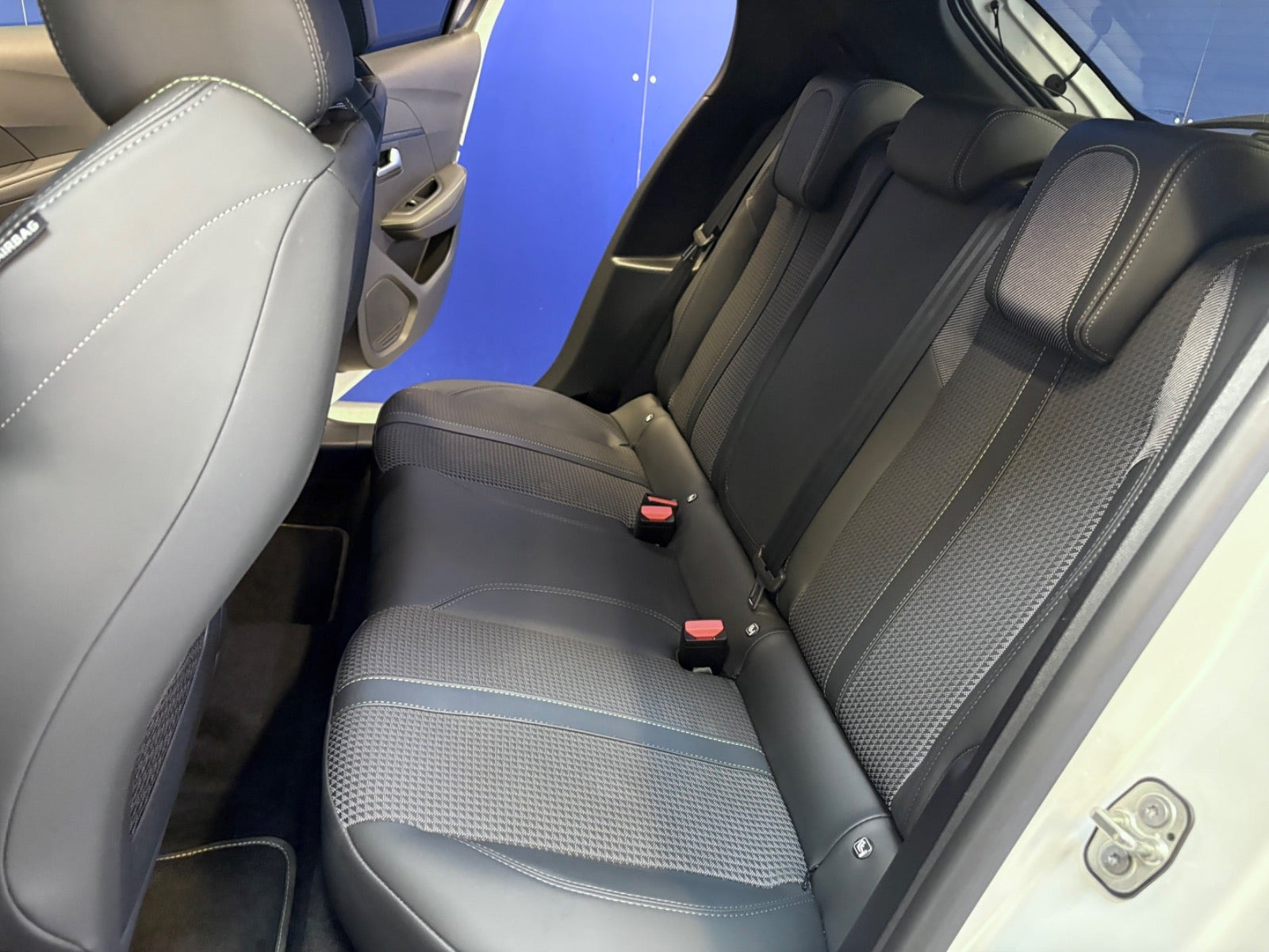 Hvid Peugeot e-208 fra 2023