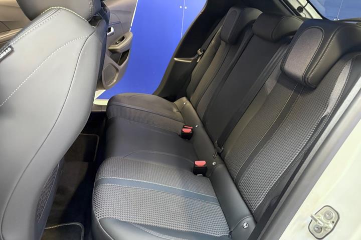 Hvid Peugeot e-208 fra 2023
