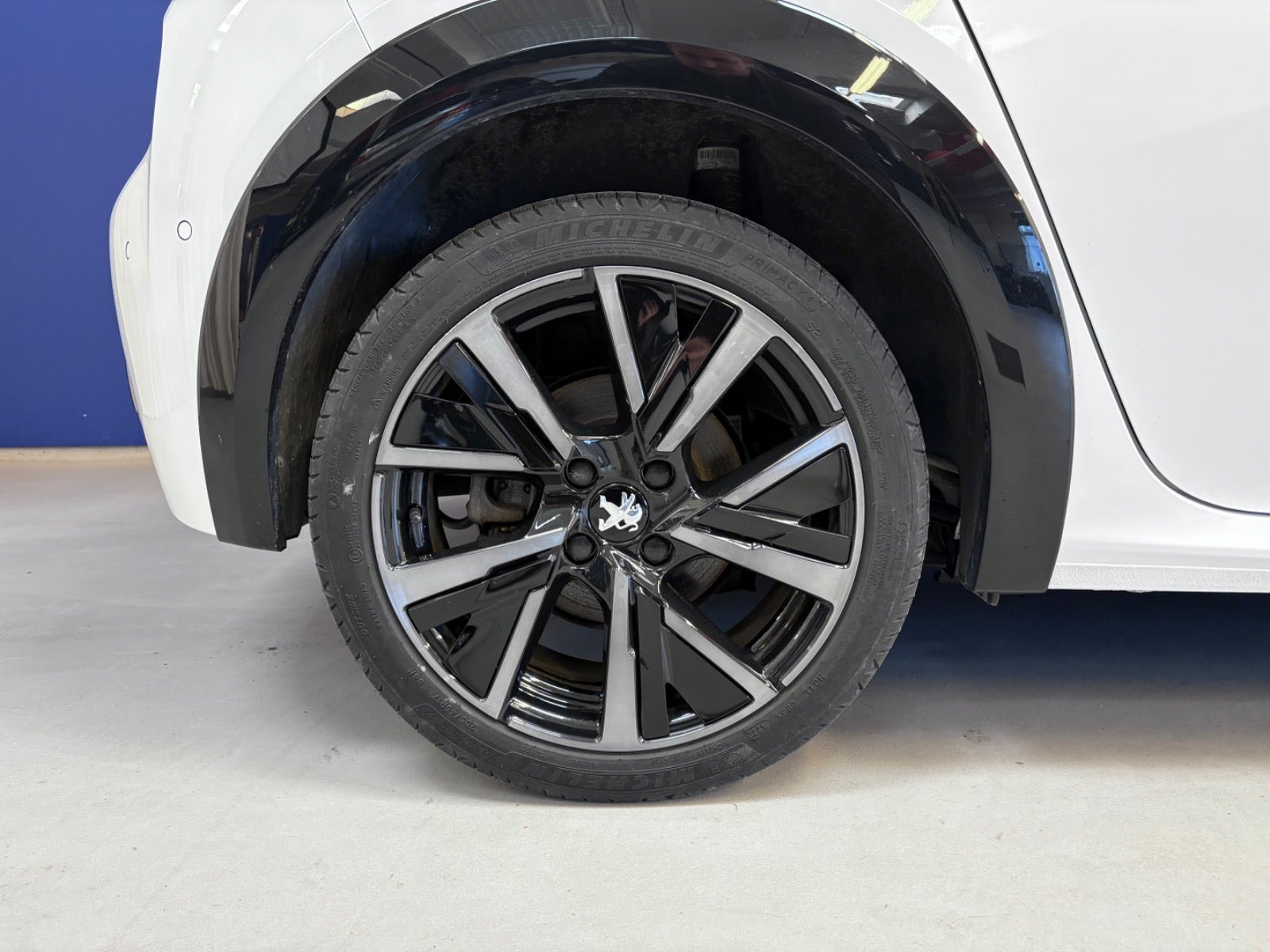 Hvid Peugeot e-208 fra 2023