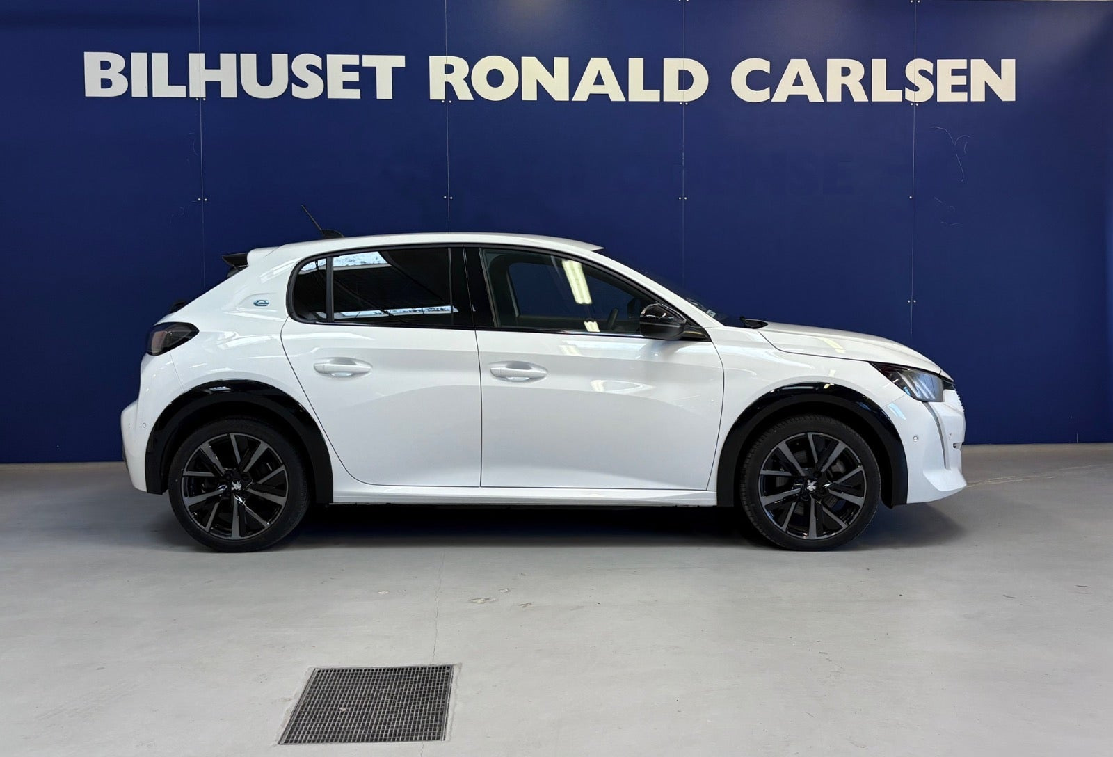 Hvid Peugeot e-208 fra 2023