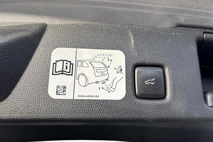Grå Ford Kuga fra 2021