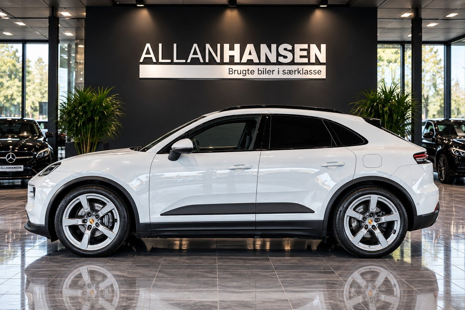 Grå Porsche Macan 4 fra 2025