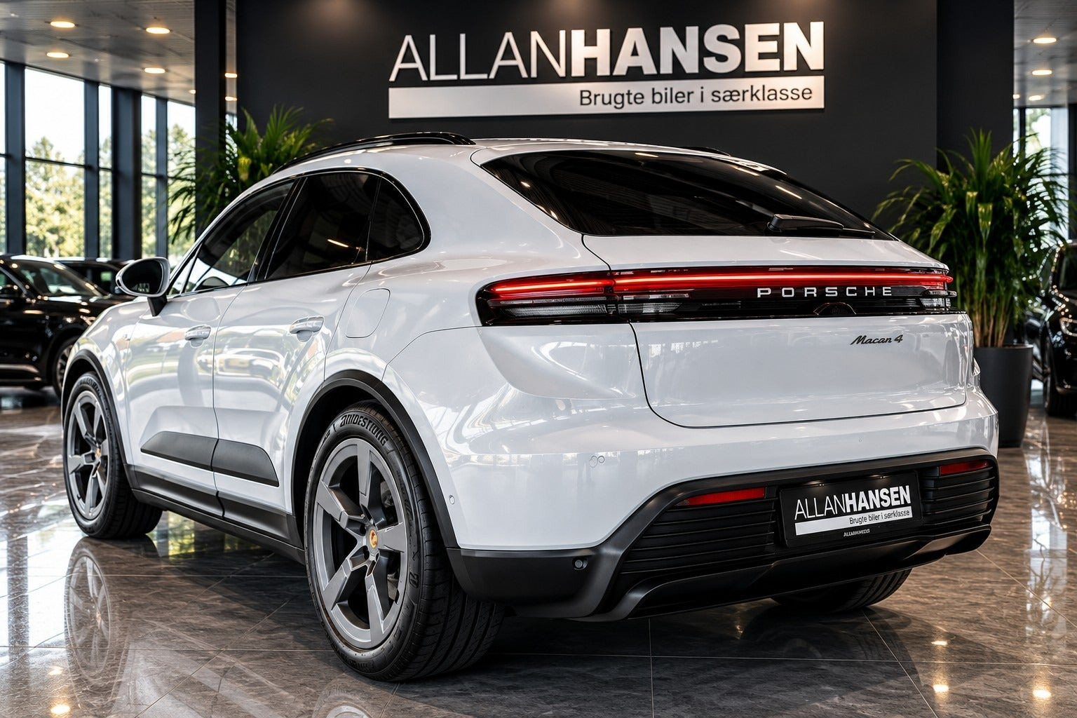 Grå Porsche Macan 4 fra 2025