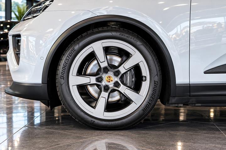 Grå Porsche Macan 4 fra 2025