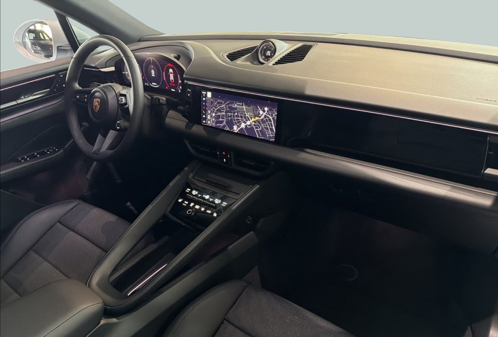 Grå Porsche Macan 4 fra 2025