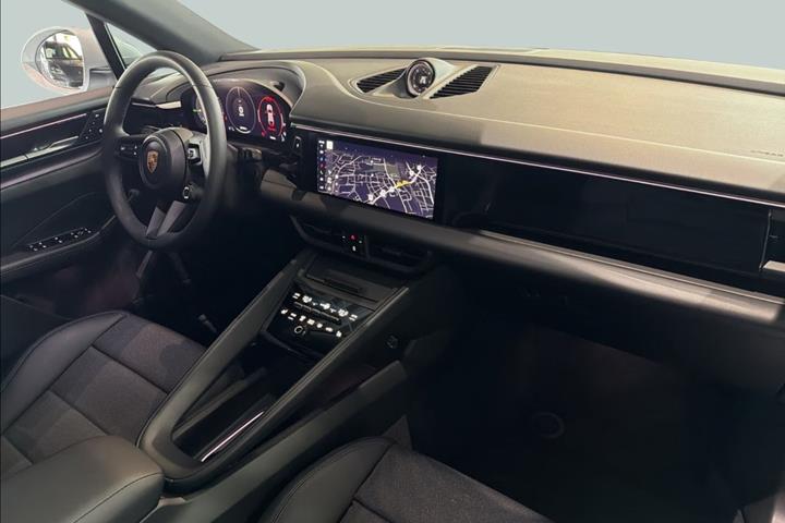 Grå Porsche Macan 4 fra 2025