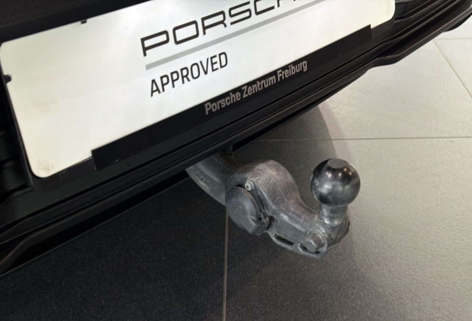 Grå Porsche Macan 4 fra 2025