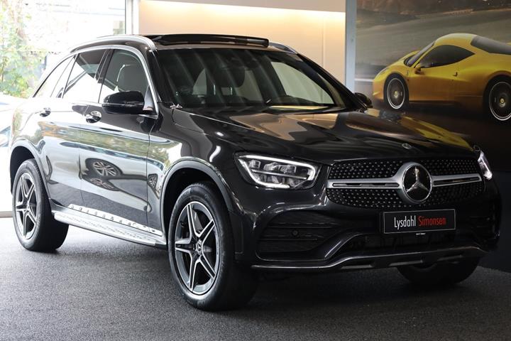 Grå Mercedes GLC300 de fra 2021