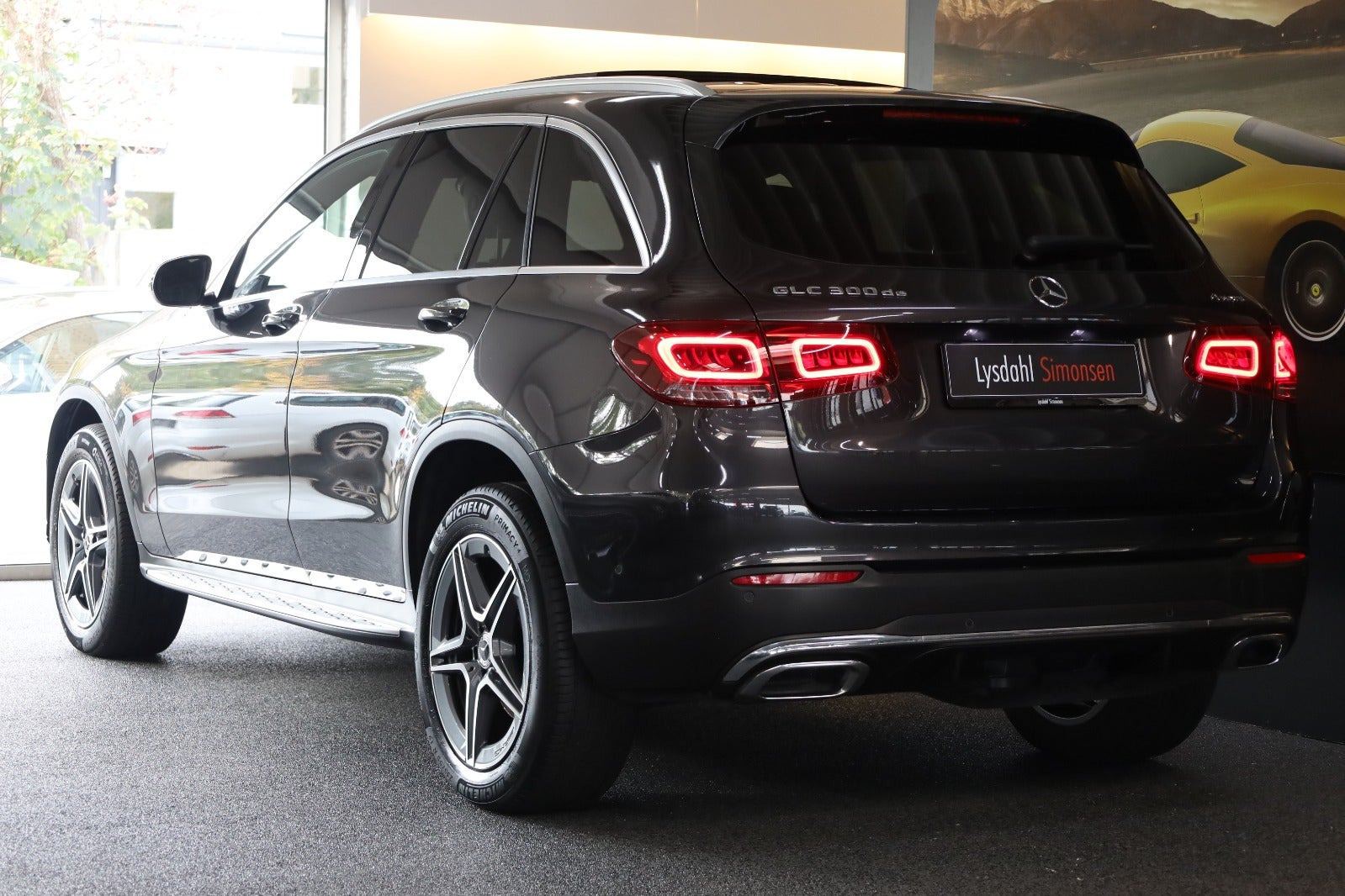 Grå Mercedes GLC300 de fra 2021