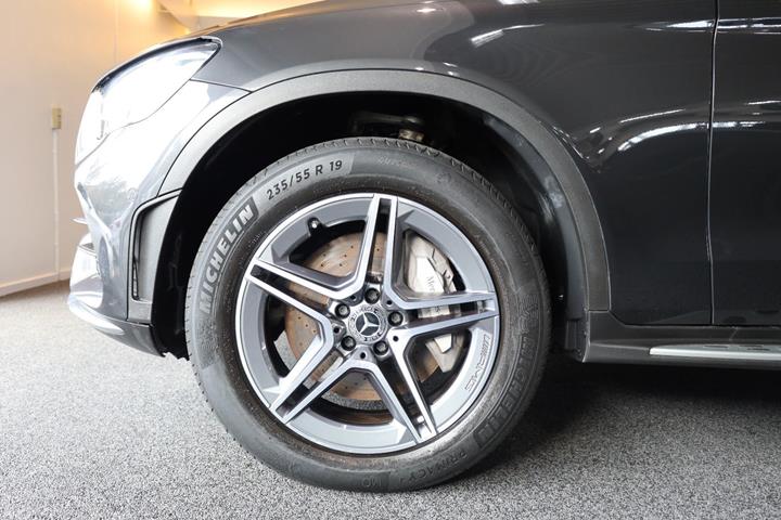 Grå Mercedes GLC300 de fra 2021