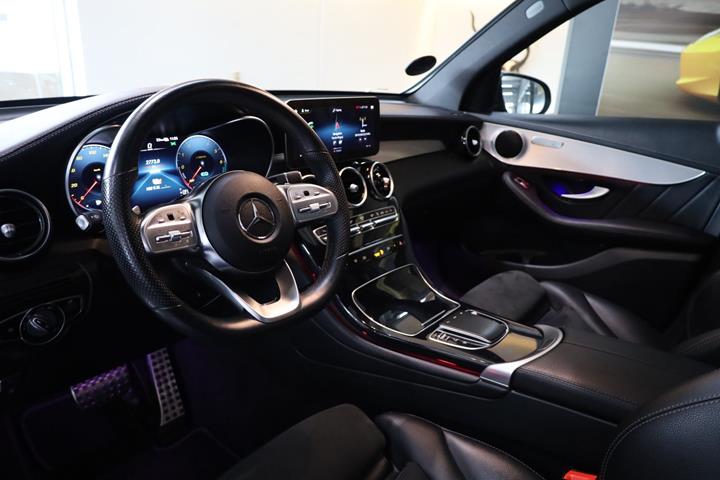 Grå Mercedes GLC300 de fra 2021