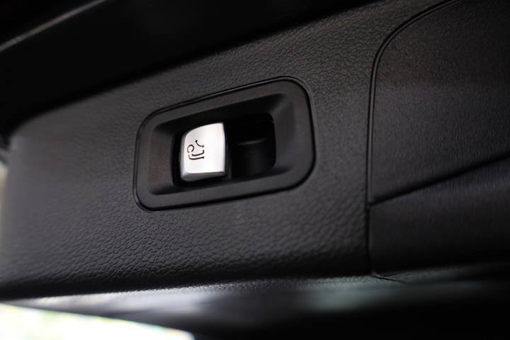 Grå Mercedes GLC300 de fra 2021