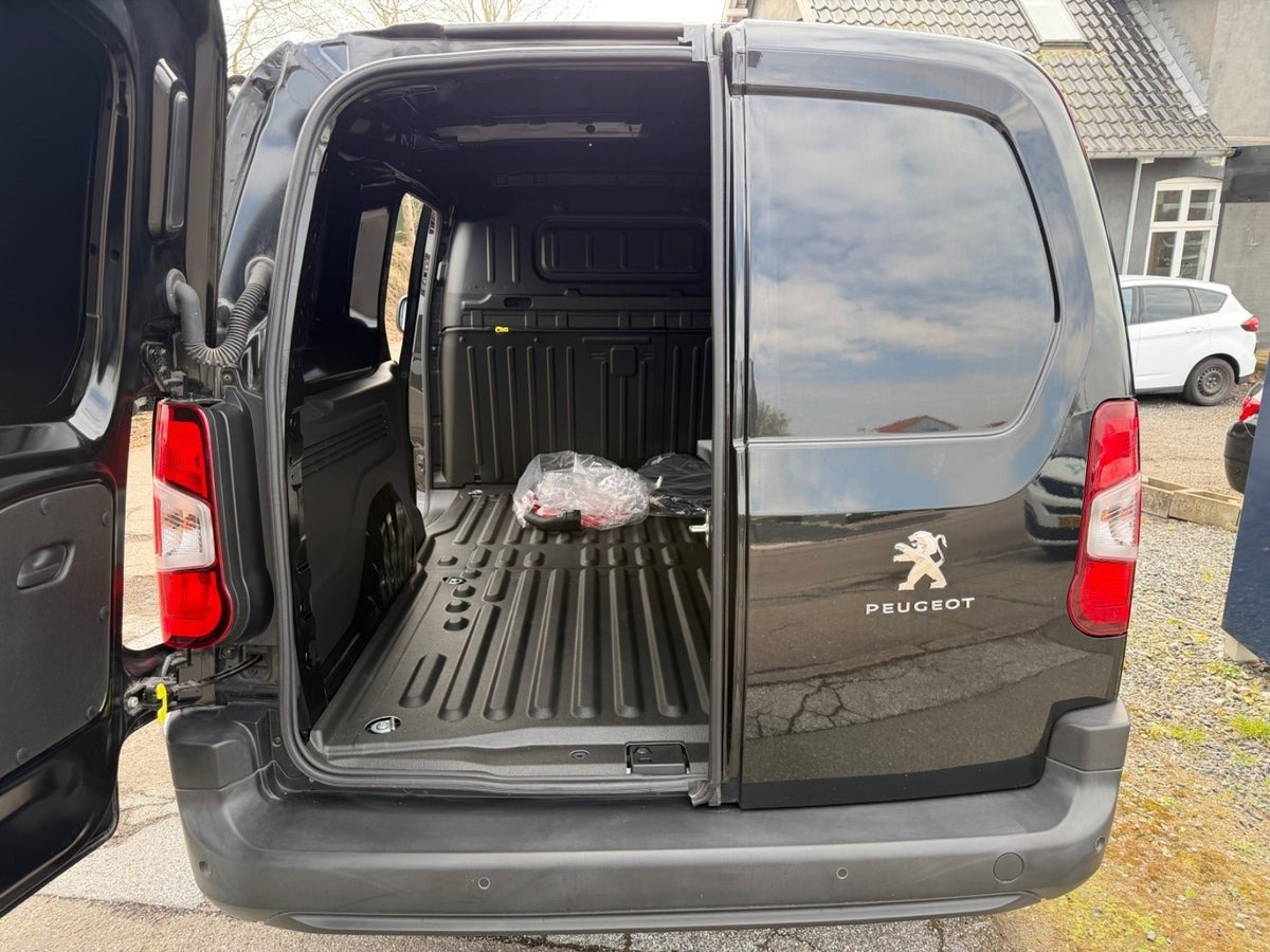 Sort Peugeot e-Partner fra 2025