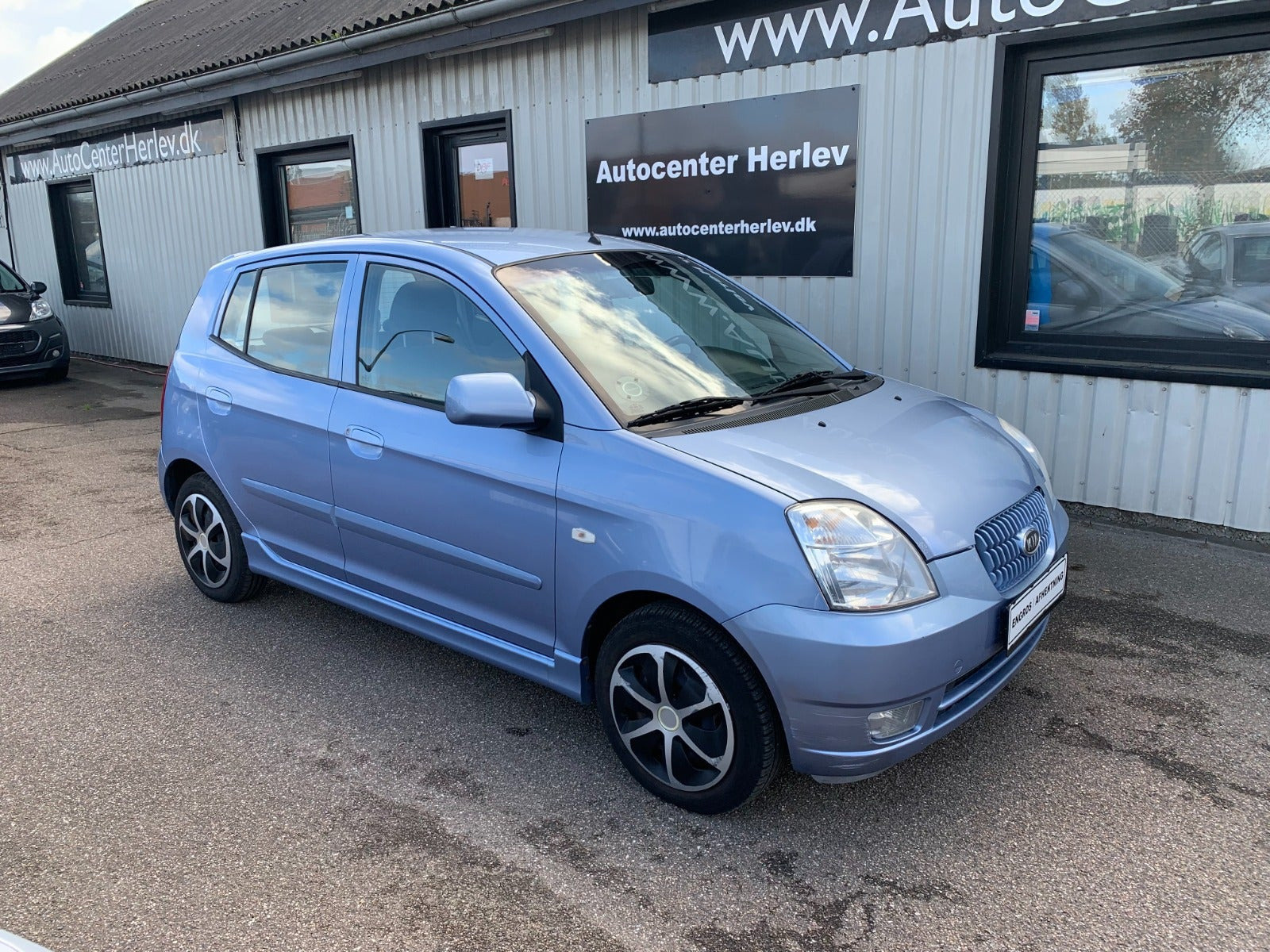 Blå Kia Picanto fra 2006 set udefra