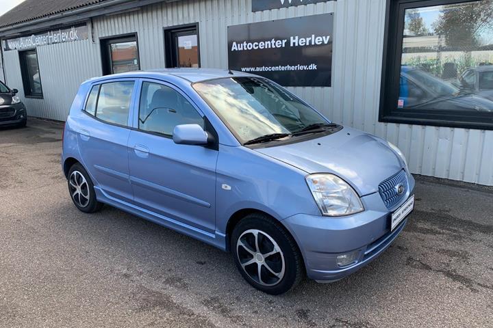 Blå Kia Picanto fra 2006 set udefra